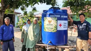 BAZNAS bersama PMI Belitung Salurkan Warga Kesulitan Dapatkan Air Bersih.