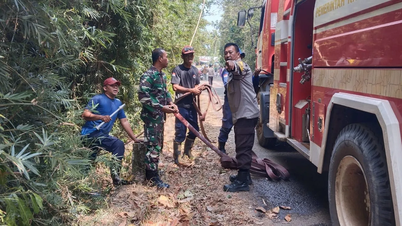 Kebakaran Lahan Seluas 2 Hektare Terjadi di Desa Badau, Api Berhasil Dipadamkan 9 AddText 08 27 02.14.27