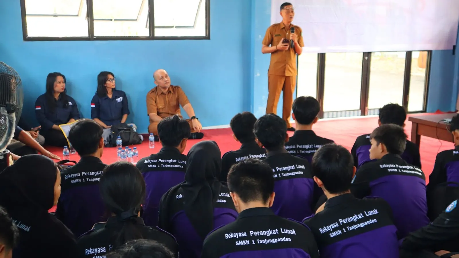DiskominfoSP Beltim Kenalkan Dunia Kerja IT kepada 103 Siswa SMKN 1 Tanjungpandan 8 AddText 08 27 06.11.47