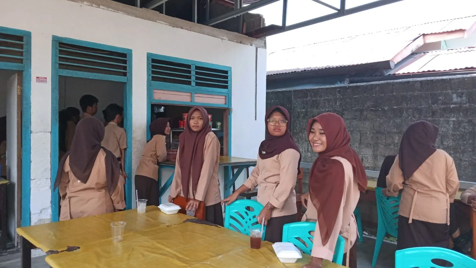 Kantin Sekolah Yaperbel 2: Teman Siswa dari Jam Istirahat hingga Cicipi Aneka Makanan dan Minuman 8 AddText 08 27 11.00.50