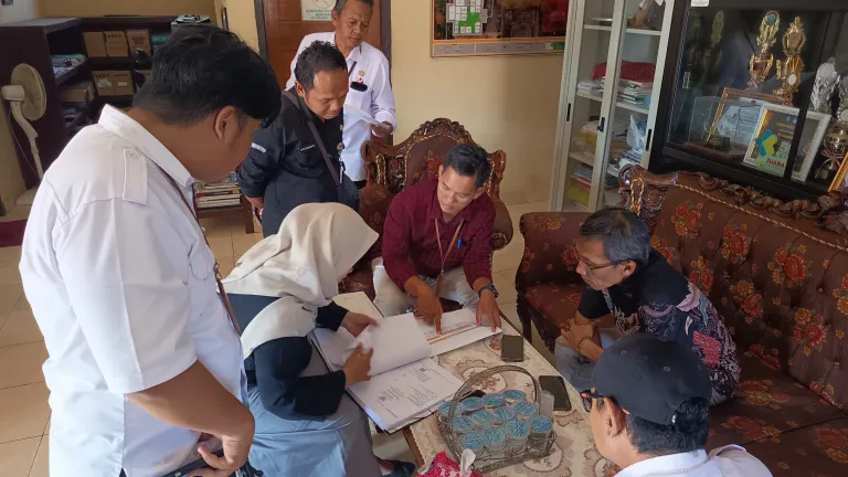 KPU Beltim Tindak Lanjut Data Bawaslu Lewat Coklit Terbatas di Desa Mempaya dan Senyubuk