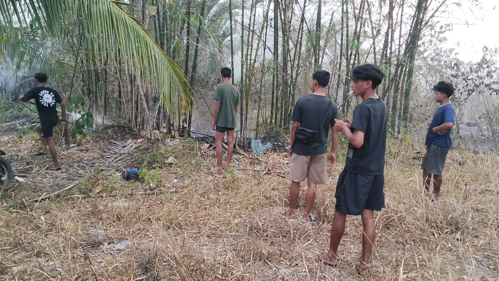 Kebakaran Lahan 5 Hektare Terjadi di Keciput, Api Berhasil Dipadamkan 9 AddText 08 28 04.26.59