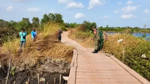 Rencana Pembangunan Jembatan Kulong Satu, Babinsa Air Saga dan Tim Zidam II/Swj Lakukan Pengukuran
