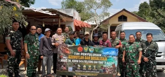 Sertu Suprapto dan Tim Karhutla Tinjau Kebakaran Lahan hingga Sosialisasi Bahaya Kebakaran di Badau