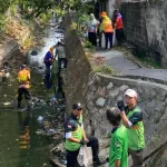 DLH Belitung Bersihkan Sampah di Sungai Siburik