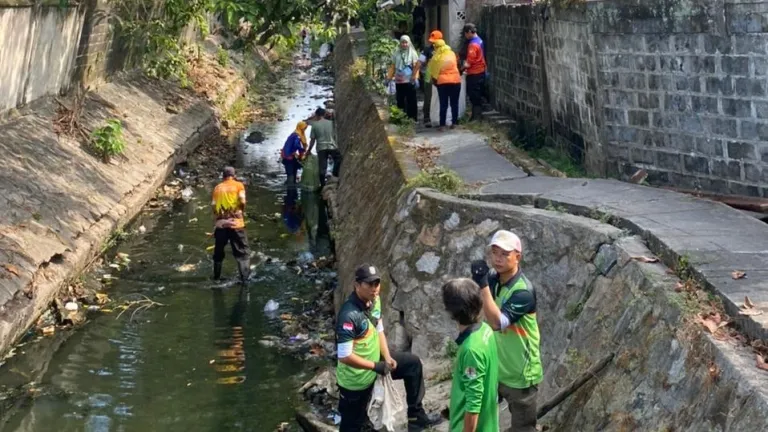 DLH Belitung Bersihkan Sampah di Sungai Siburik