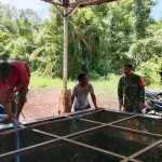 Di Desa Senyubuk, Babinsa Sertu I Kadek Edi P. Pantau Aktivitas Warga di Sumber Air Aik Kompa