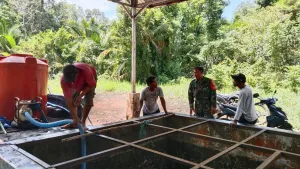 Di Desa Senyubuk, Babinsa Sertu I Kadek Edi P. Pantau Aktivitas Warga di Sumber Air Aik Kompa