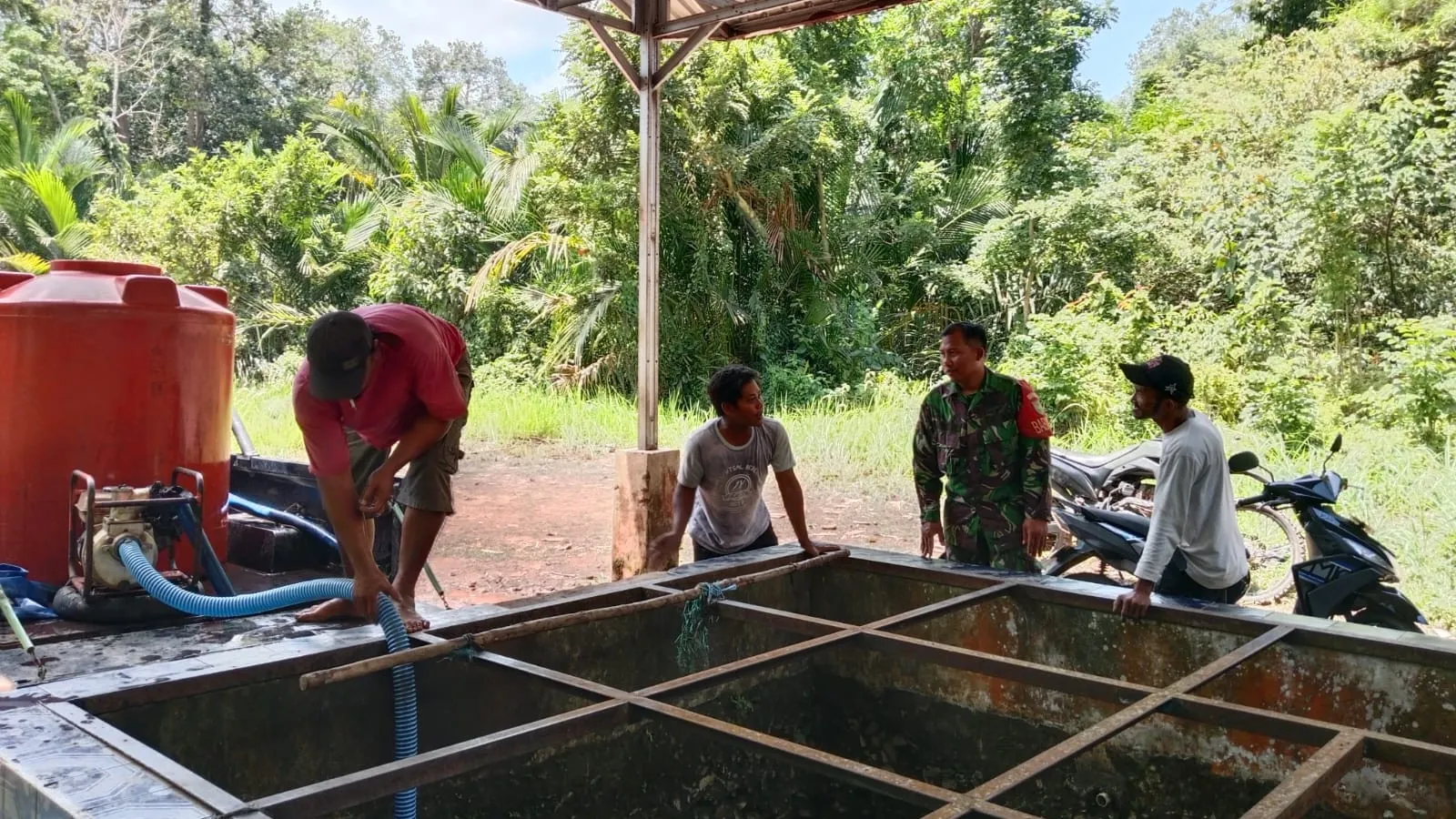 Di Desa Senyubuk, Babinsa Sertu I Kadek Edi P. Pantau Aktivitas Warga di Sumber Air Aik Kompa