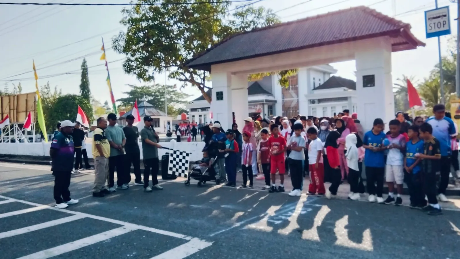 Koramil 414-04/Membalong Ikuti Jalan Santai Bersama Warga, Pererat Kebersamaan di Desa Membalong 7 Koramil 414-04/Membalong Ikuti Jalan Santai Bersama Warga, Pererat Kebersamaan di Desa Membalong