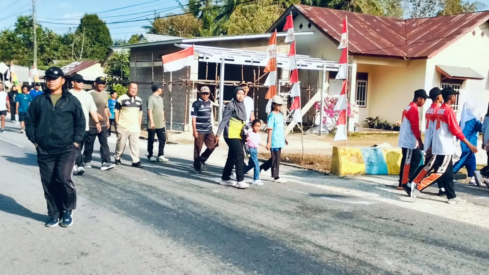 Koramil 414-04/Membalong Ikuti Jalan Santai Bersama Warga, Pererat Kebersamaan di Desa Membalong 8 AddText 08 30 05.35.48