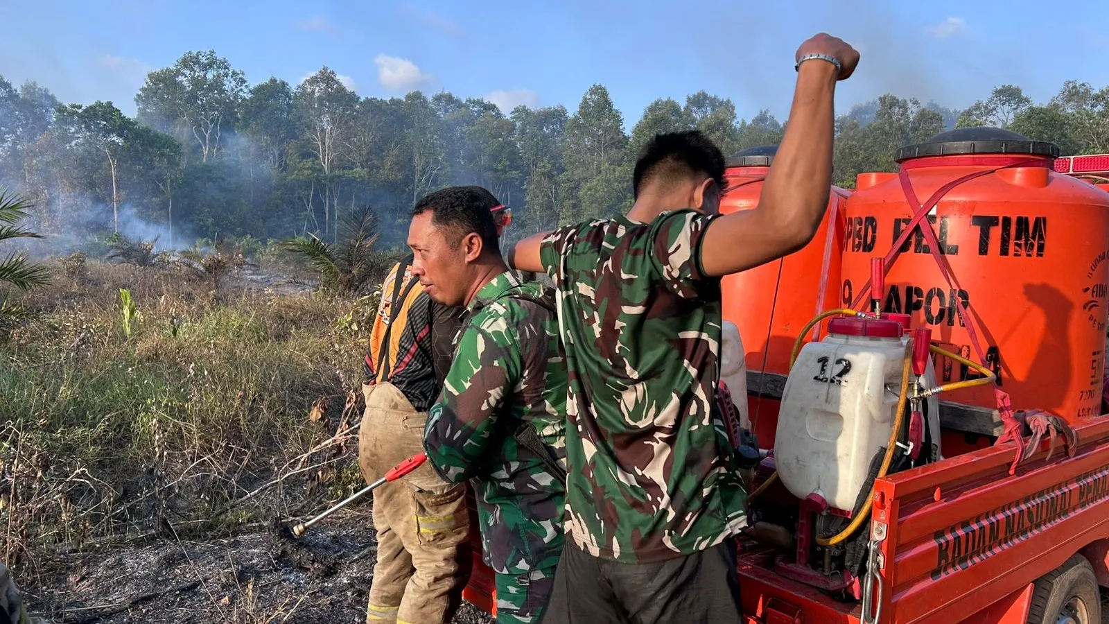 Kebakaran Hutan Semak Belukar di Pos STP Parit Tebu-Gantung, Petugas Gabungan Berhasil Padamkan Api 8 AddText 08 30 06.54.12