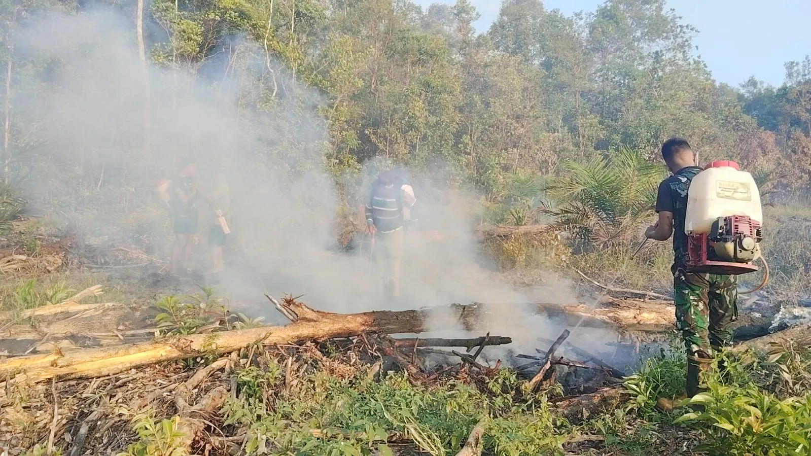 Kebakaran Hutan Semak Belukar di Pos STP Parit Tebu-Gantung, Petugas Gabungan Berhasil Padamkan Api 9 AddText 08 30 06.54.27