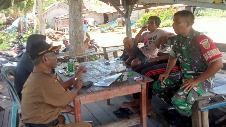 Babinsa Padang Kandis Serka Yusup Gelar Komsos, Bahas Karhutla dan Keamanan Warga