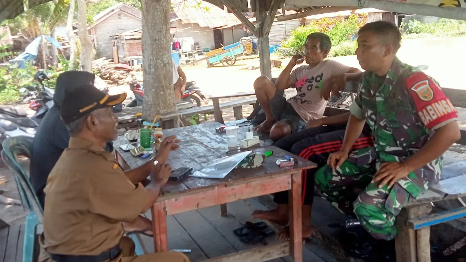 Babinsa Padang Kandis Serka Yusup Gelar Komsos, Bahas Karhutla dan Keamanan Warga 7 Babinsa Padang Kandis Serka Yusup Gelar Komsos, Bahas Karhutla dan Keamanan Warga