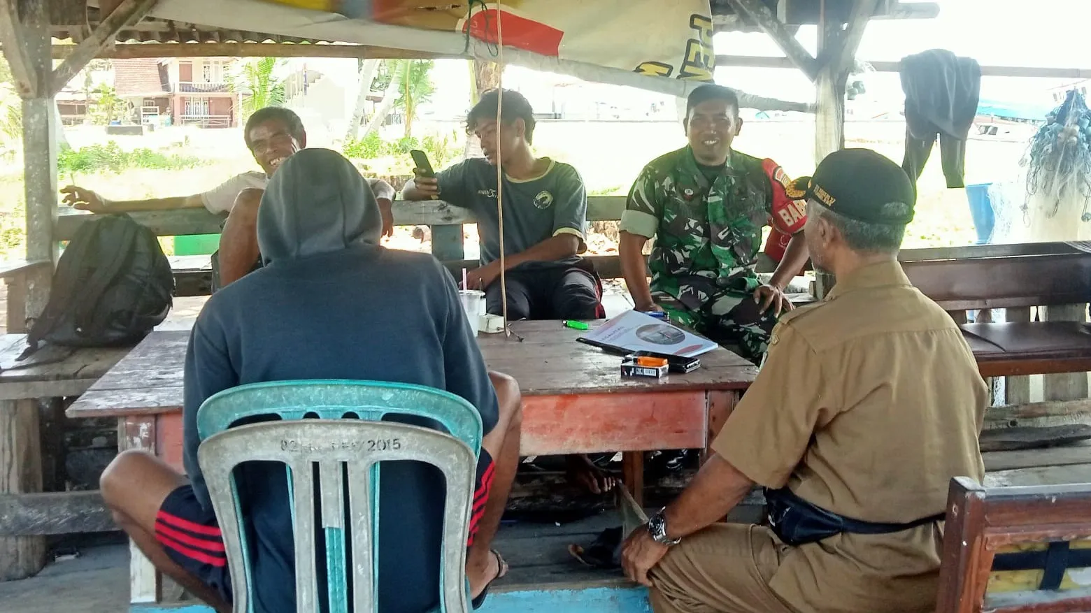 Babinsa Padang Kandis Serka Yusup Gelar Komsos, Bahas Karhutla dan Keamanan Warga 8 AddText 08 31 01.51.35