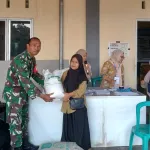 Di Kacang Butor, Sertu Suprapto Monitoring Penyaluran Bantuan Pangan Beras CPP kepada 170 KPM