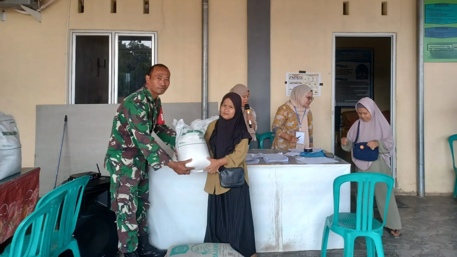 Di Kacang Butor, Sertu Suprapto Monitoring Penyaluran Bantuan Pangan Beras CPP kepada 170 KPM 7 Di Kacang Butor, Sertu Suprapto Monitoring Penyaluran Bantuan Pangan Beras CPP kepada 170 KPM