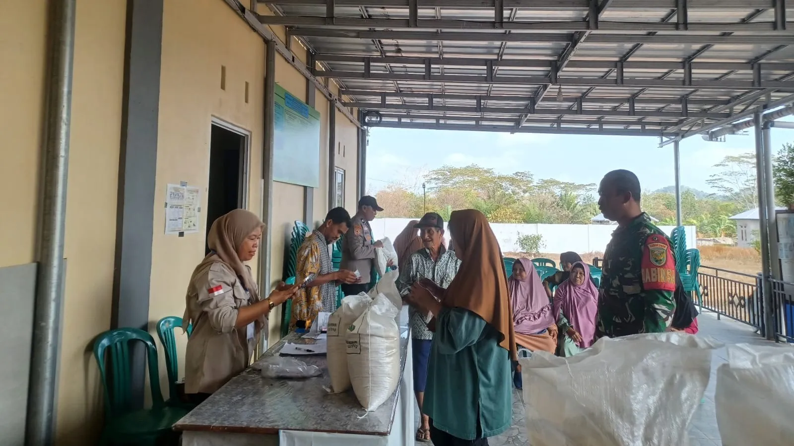 Di Kacang Butor, Sertu Suprapto Monitoring Penyaluran Bantuan Pangan Beras CPP kepada 170 KPM 8 AddText 08 31 01.59.09