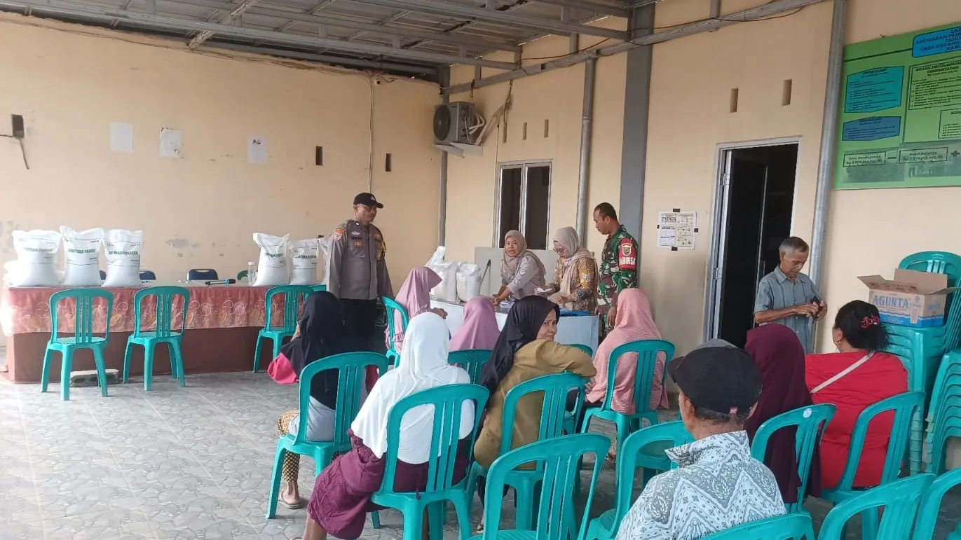 Di Kacang Butor, Sertu Suprapto Monitoring Penyaluran Bantuan Pangan Beras CPP kepada 170 KPM 9 AddText 08 31 01.59.35
