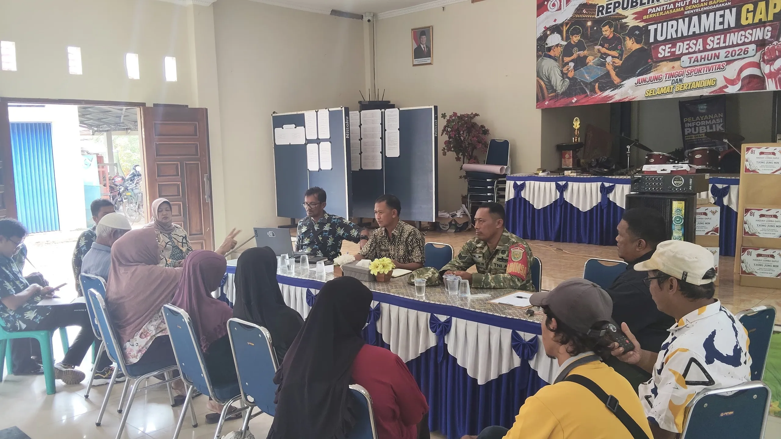 Babinsa Serka Andri Hadiri Mediasi Penyelesaian Masalah Lahan di Desa Selinsing 7 Babinsa Serka Andri Hadiri Mediasi Penyelesaian Masalah Lahan di Desa Selinsing