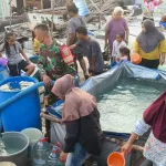 Babinsa Serka Astiyandi dan PMI Salurkan 5 Ton Air Bersih untuk Warga Kampung Laut