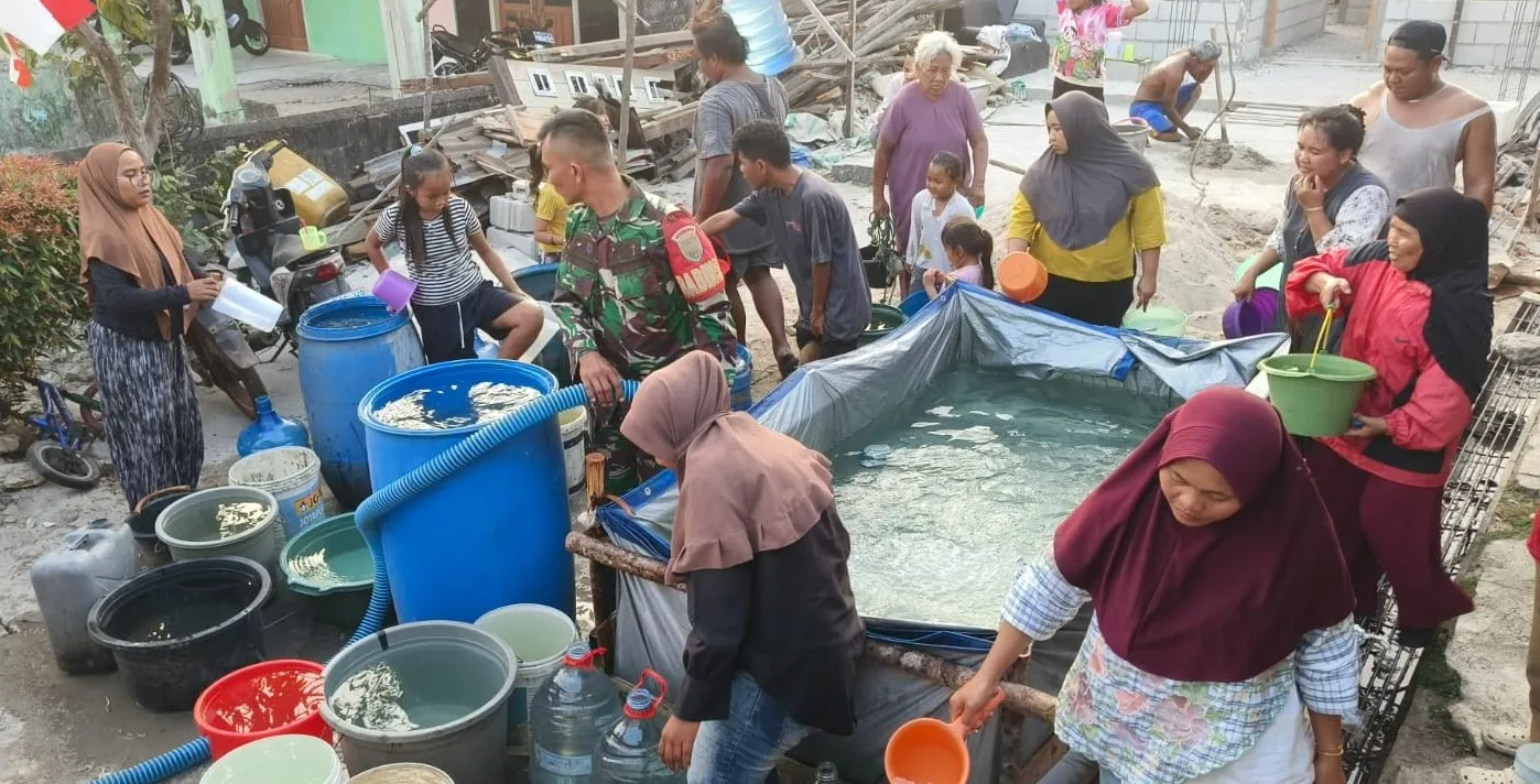Babinsa Serka Astiyandi dan PMI Salurkan 5 Ton Air Bersih untuk Warga Kampung Laut 7 Babinsa Serka Astiyandi dan PMI Salurkan 5 Ton Air Bersih untuk Warga Kampung Laut