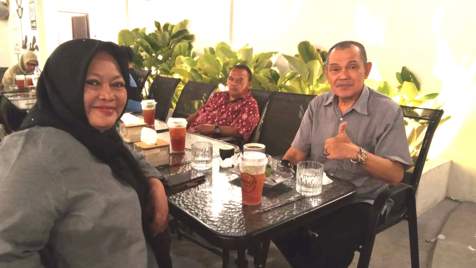 Silaturahmi KD-17 di Cafe Mainson Tanjungpandan: Dari Bertukar Gagasan hingga Merayakan Ulang Tahun 7 Silaturahmi KD-17 di Cafe Mainson Tanjungpandan: Dari Bertukar Gagasan hingga Merayakan Ulang Tahun
