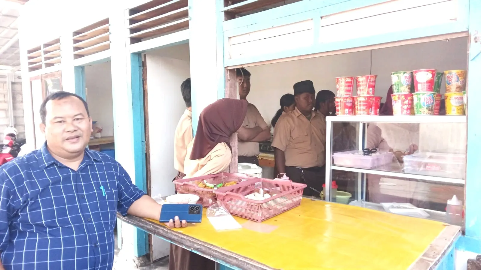 Kantin Sekolah Yaperbel 2: Teman Siswa dari Jam Istirahat hingga Cicipi Aneka Makanan dan Minuman 7 Kantin Sekolah Yaperbel 2: Teman Siswa dari Jam Istirahat hingga Cicipi Aneka Makanan dan Minuman
