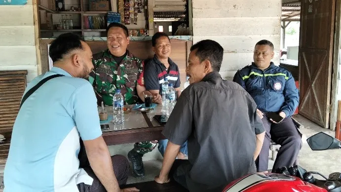 Di Desa Limbongan, Serda Restu Gelar Komsos dan Imbau Warga Tidak Buka Lahan dengan Cara Membakar 7 Di Desa Limbongan, Serda Restu Gelar Komsos dan Imbau Warga Tidak Buka Lahan dengan Cara Membakar