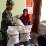 Babinsa Desa Kelubi Sertu Suparna Awasi Penyaluran Bantuan Beras Bulog