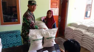 Babinsa Desa Kelubi Sertu Suparna Awasi Penyaluran Bantuan Beras Bulog