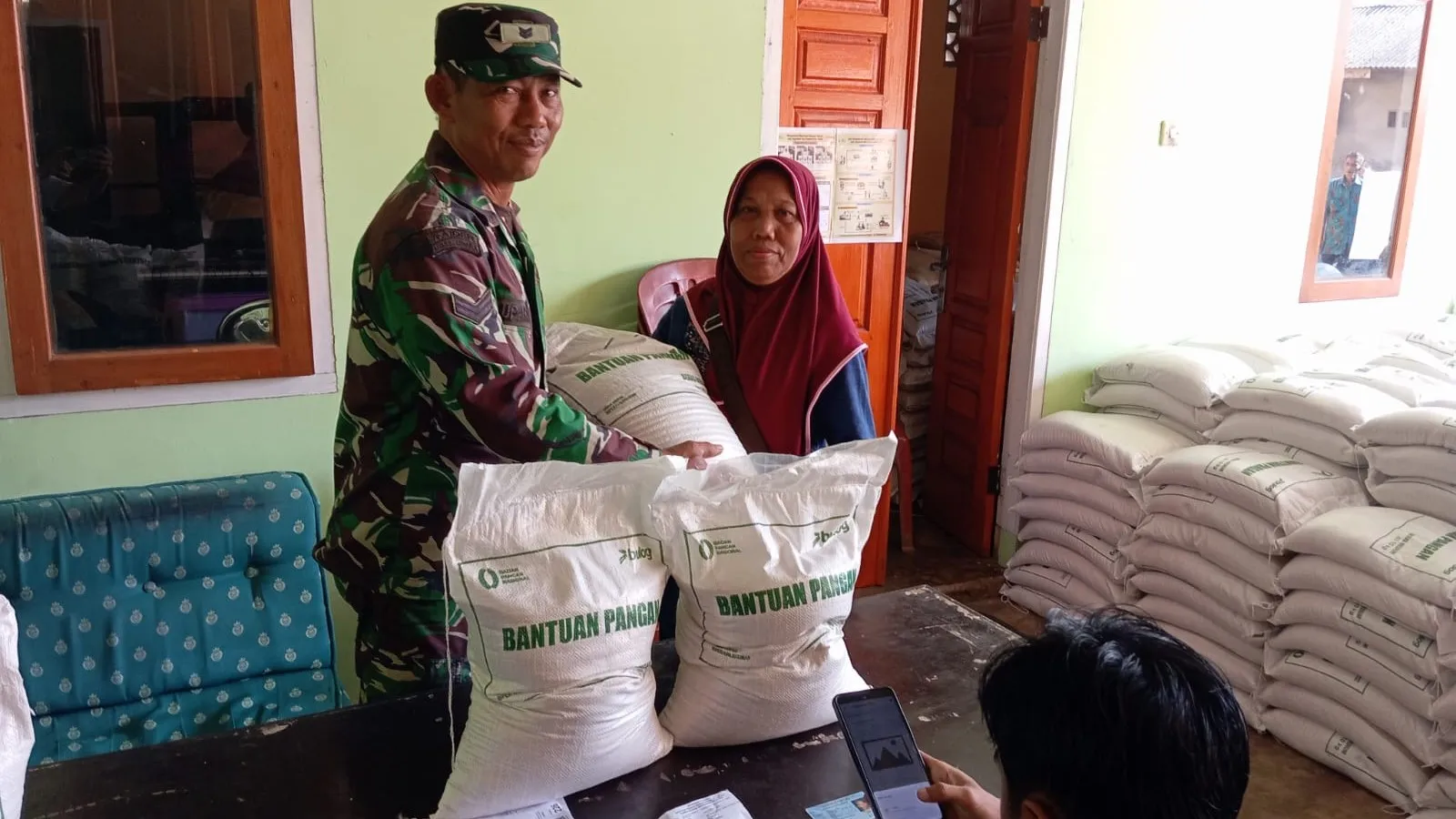 Babinsa Desa Kelubi Sertu Suparna Awasi Penyaluran Bantuan Beras Bulog 7 Babinsa Desa Kelubi Sertu Suparna Awasi Penyaluran Bantuan Beras Bulog