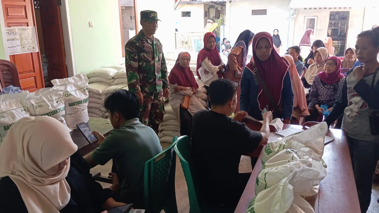 Babinsa Desa Kelubi Sertu Suparna Awasi Penyaluran Bantuan Beras Bulog 8 AddText 09 02 03.08.36
