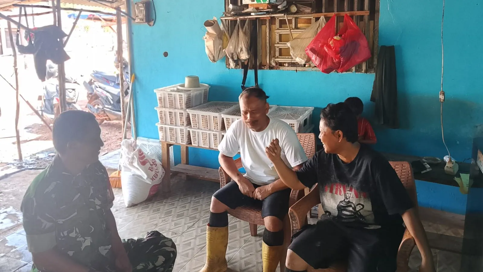 Di Kecamatan Gantung, Serda Afrizal Sambangi Usaha Tahu Warga dan Dukung Kebutuhan MBG 8 AddText 09 02 03.17.02