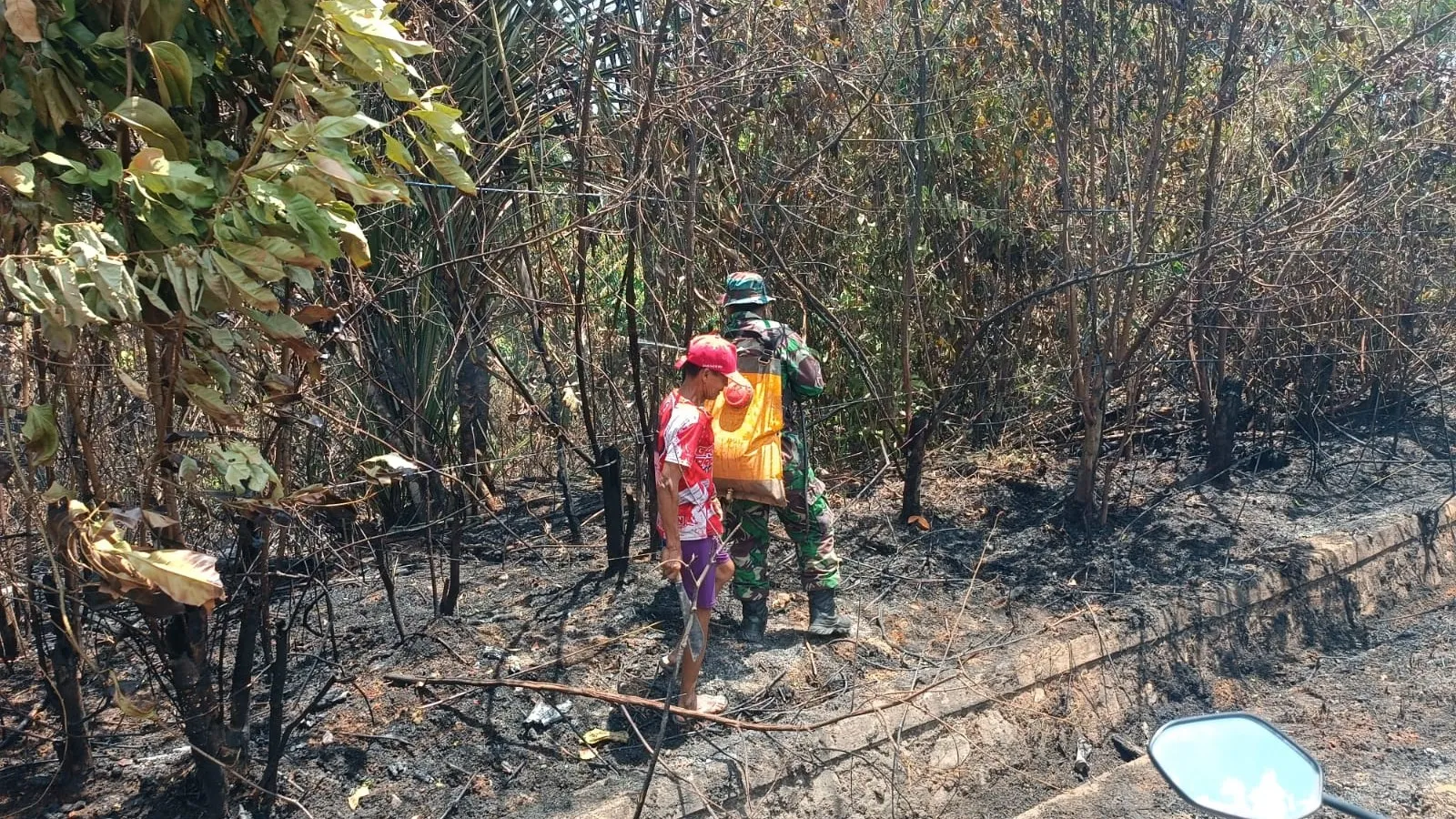 Karhutla di Jalan Buding Desa Cendil Sekitar 2 Hektare Lahan Terbakar : Api Berhasil dikendalikan. 8 AddText 09 02 03.32.17
