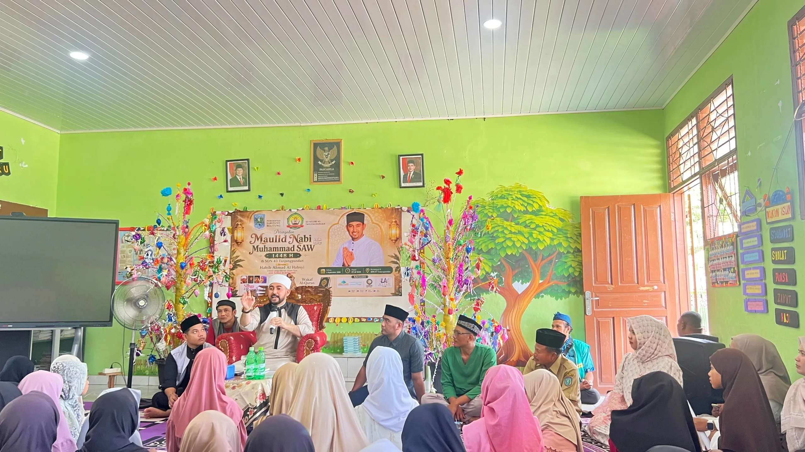 Maulid Nabi di SDN 43: Habib Ahmad Al Habsyi Ajak Orang Tua Jadikan Rumah Madrasah Pertama Anak 8 AddText 09 02 12.20.12 scaled