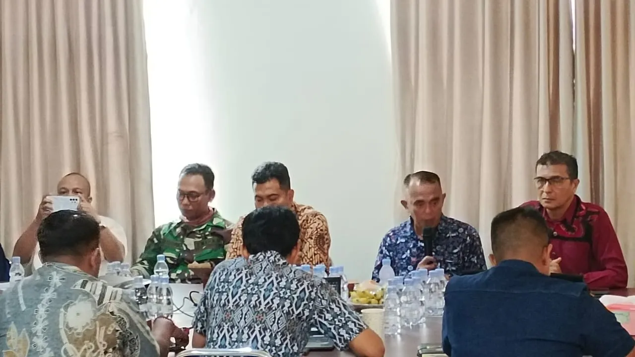 Babinsa Pegantungan Serka Anis yang Mewakili Danramil Tgpandan Hadiri Rapat Permasalahan Batu Bara 9 AddText 09 03 01.30.57