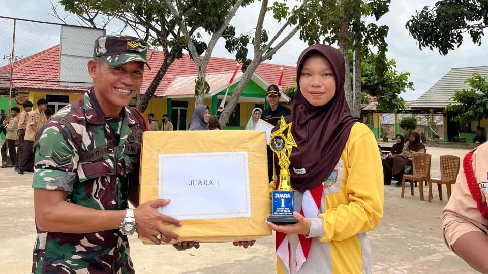 Babinsa Simpang Pesak Jadi Juri Lomba PBB Antar Kelas di SMPN 1 Simpang Pesak