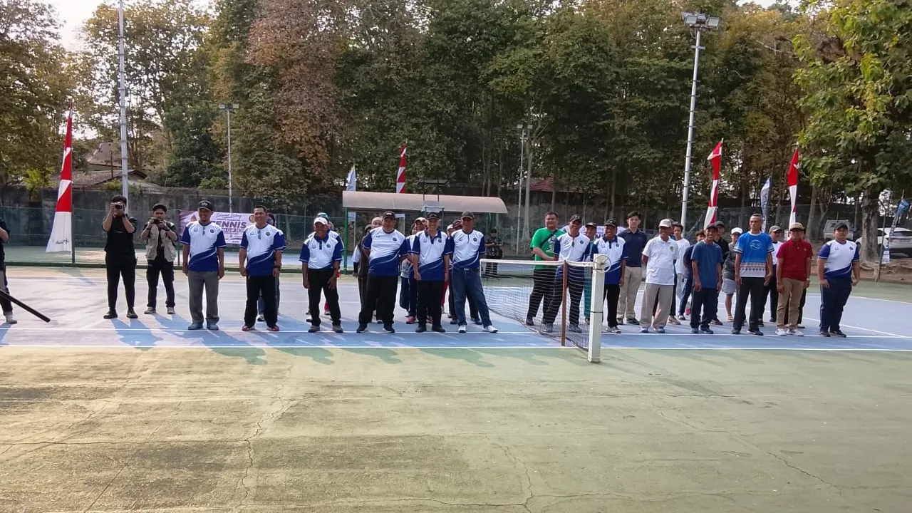 Pelda Suminto, anggota Koramil 01/Tanjung pandan Hadiri Pembukaan Kajari Cup Tenis Lapangan 2026 8 AddText 09 04 01.39.49