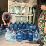 Babinsa Koramil 03/Gantung Ingatkan Pelaku Usaha Air Isi Ulang Jaga Kebersihan dan Kualitas Air