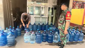 Babinsa Koramil 03/Gantung Ingatkan Pelaku Usaha Air Isi Ulang Jaga Kebersihan dan Kualitas Air