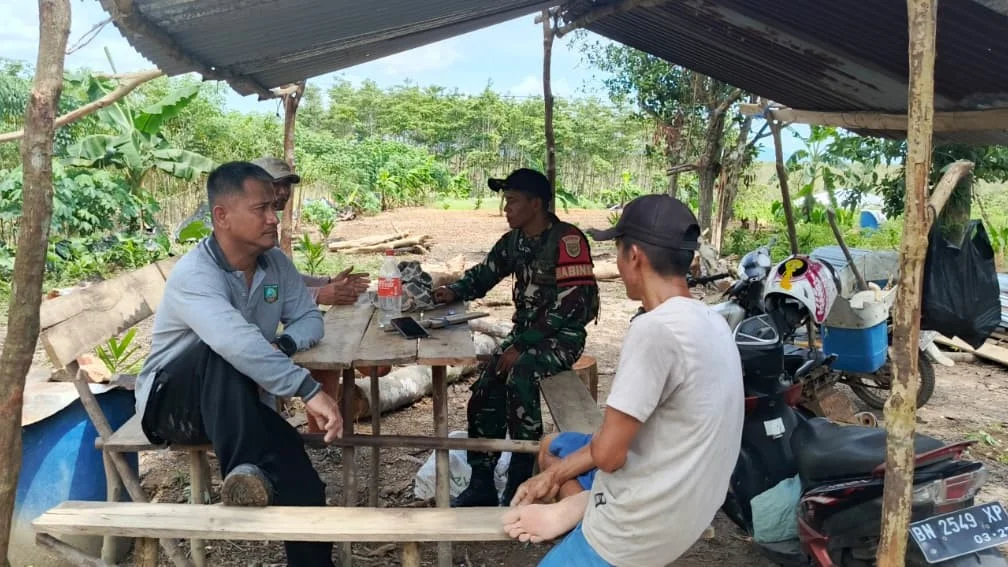 Di Desa Tanjung Batu Itam, Sertu Wawan Imbau Warga Waspadai Karhutla di Musim Kemarau