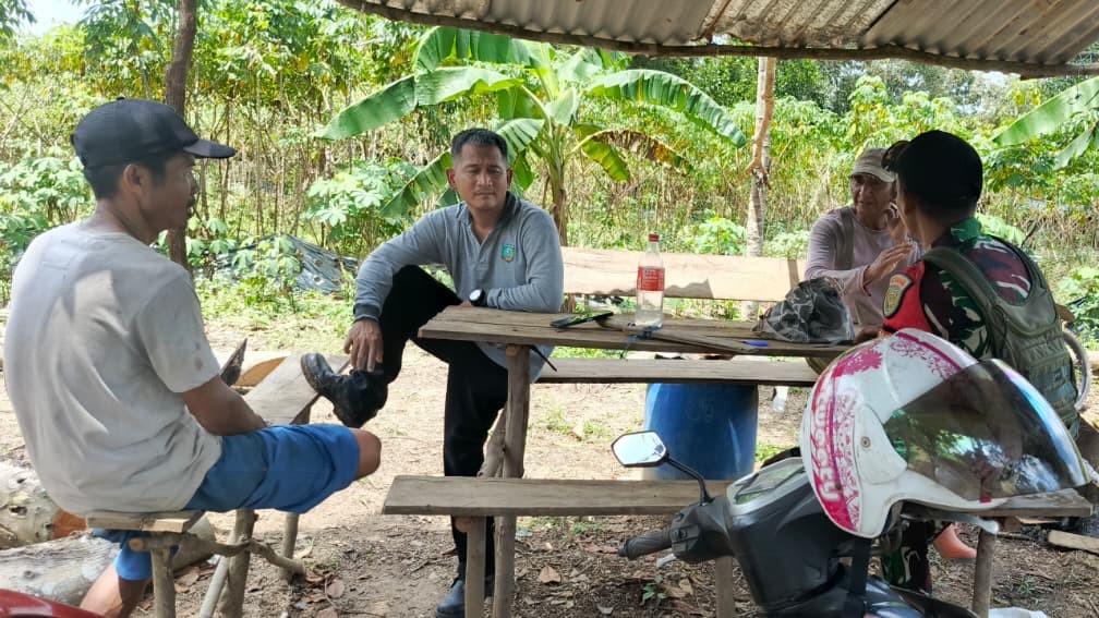 Sertu Wawan Komsos Di Desa Tanjung Batu Itam Imbau Warga Waspadai Karhutla di Musim Kemarau