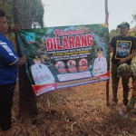 Babinsa Desa Lengang dan Perangkat Desa Pasang Spanduk Imbauan untuk Cegah Karhutla