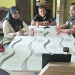 Di Kantor Desa Dendang, Babinsa Serka Suherman Komsos Bersama Aparatur Desa dan Pengurus Koperasi