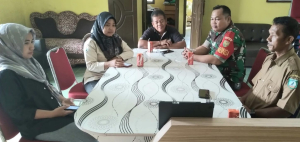 Di Kantor Desa Dendang, Babinsa Serka Suherman Komsos Bersama Aparatur Desa dan Pengurus Koperasi
