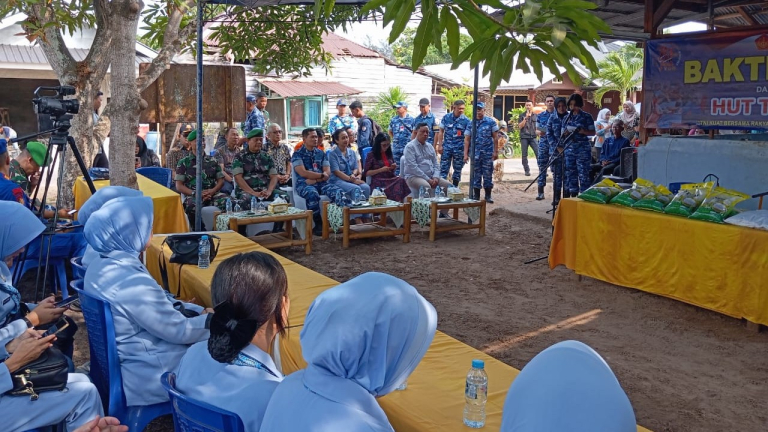 Semarak HUT ke-81 TNI, Danramil 02/Manggar Hadiri Baksos Lanud H.A.S. Hanandjoeddin di Desa Baru 