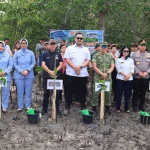 Sinergi Pemkab Beltim dan TNI: Tanam 200 Bibit Mangrove di Pantai Pering