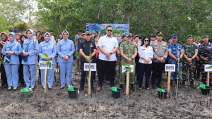 Sinergi Pemkab Beltim dan TNI: Tanam 200 Bibit Mangrove di Pantai Pering